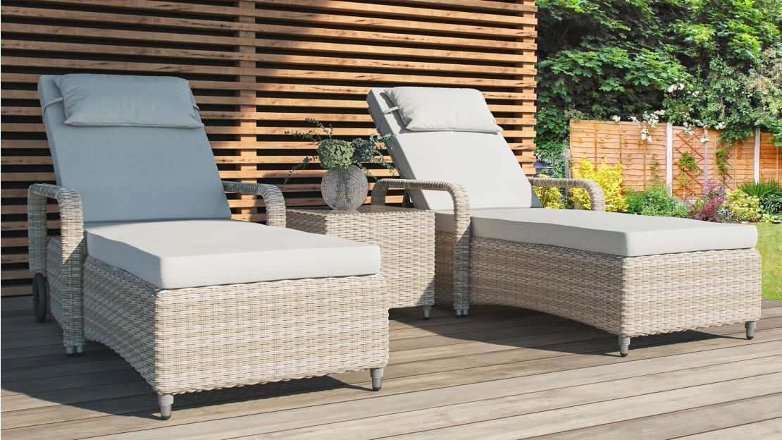 geschwungene Rattanliegen mit Beistelltisch aus Polyrattan für Terrasse