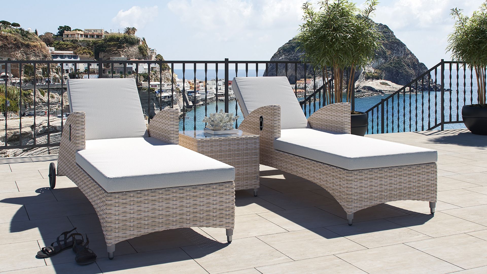 geschwungene Rattanliegen mit Beistelltisch aus Polyrattan für Terrasse