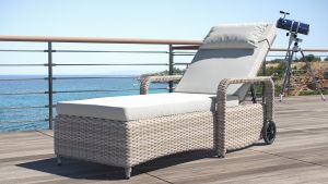 geschwungene Rattanliegen mit Beistelltisch aus Polyrattan für Terrasse